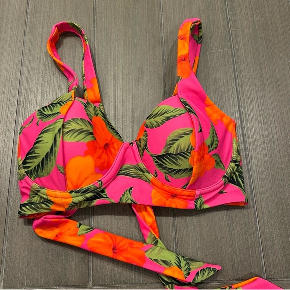 BEACH RIOT BIKINI SET!! - Picture 10 of 16